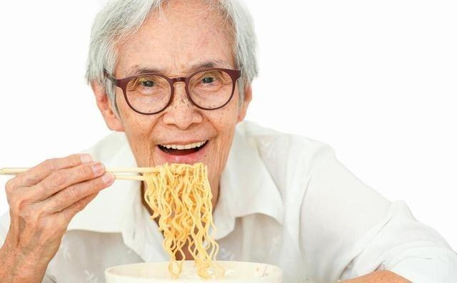 年过60，身体的代谢和营养需求发生了变化。面条作为很多人日常饮食的主食，是否适合