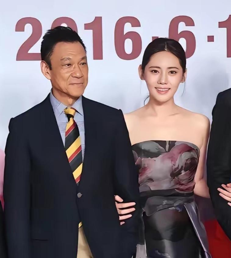 2011年，65岁的王学圻做出了一个震惊圈内外的决定，不顾结婚40年的发妻孙昌宁