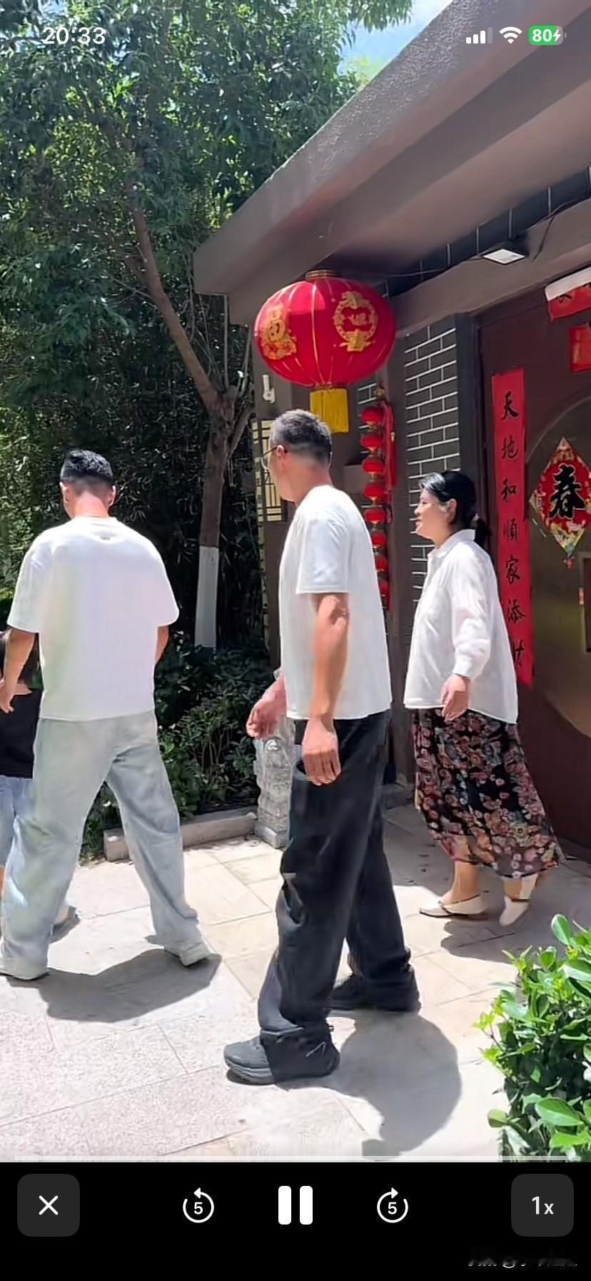 昨天厉怀远没有回应网上的录音传闻，倒是很淡定的和朋友去拜会了一个女性朋友！一个对