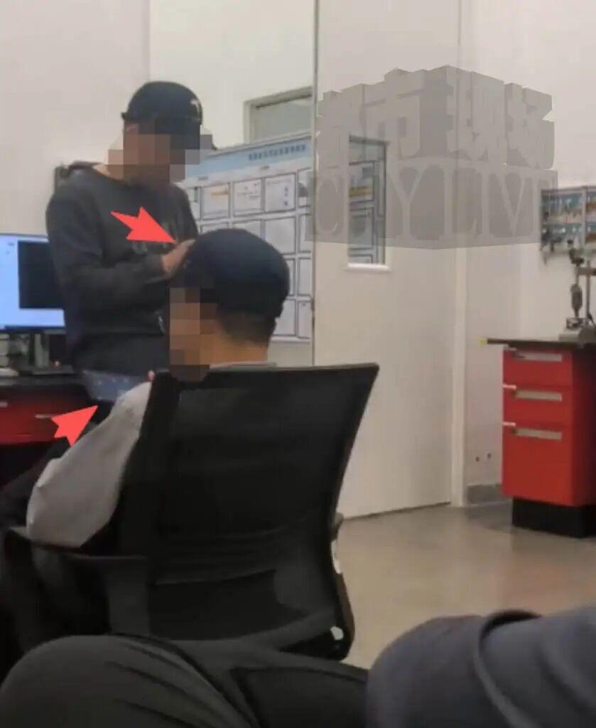 特斯拉上海开除的这个员工，可能确实不讨同事喜欢，但他经历的事，足以让每个打工人后