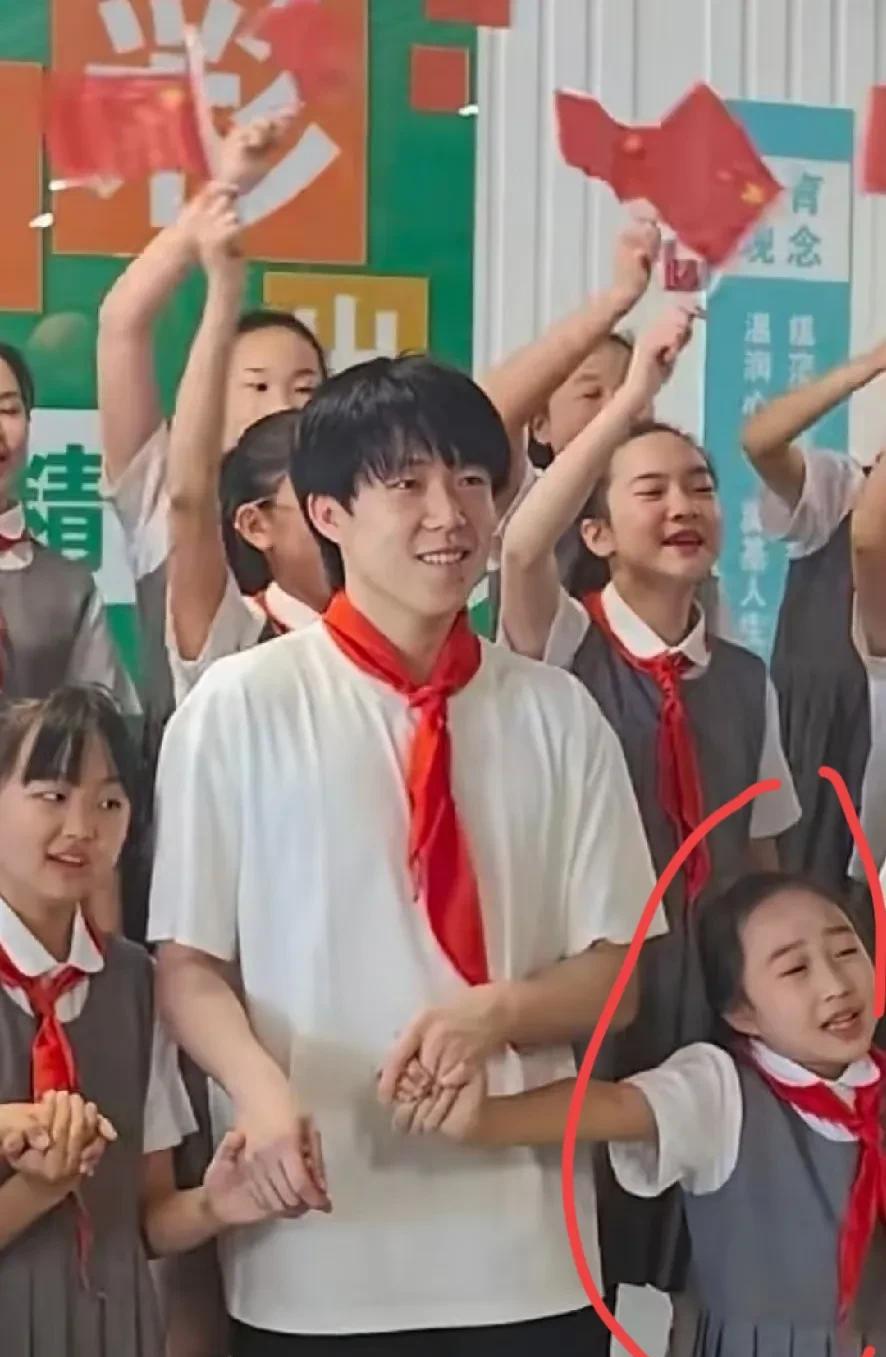 今天全网最遭人嫉妒的就是这个小女孩了，不仅可以跟大头站在一起唱歌，更重要的是