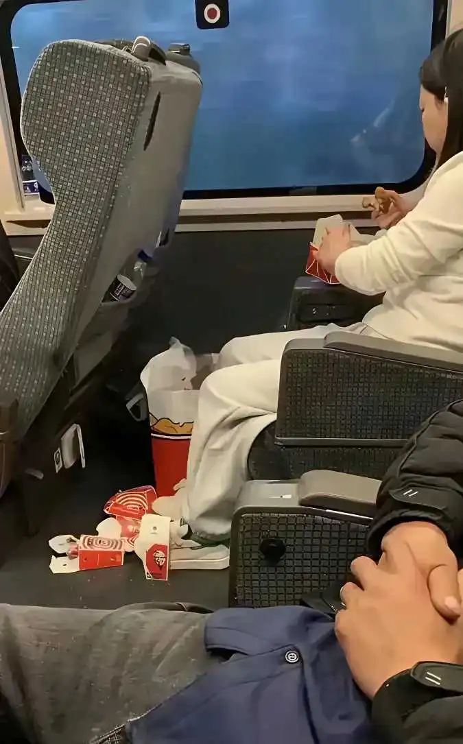 如果我没有猜错，她应该是第一次坐高铁吧。