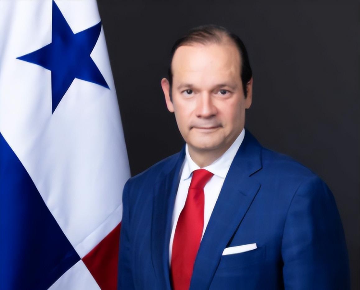 4月8日，巴拿马外交部长马丁内斯-阿查在国际镜头前显得有些“气急败坏”。他对