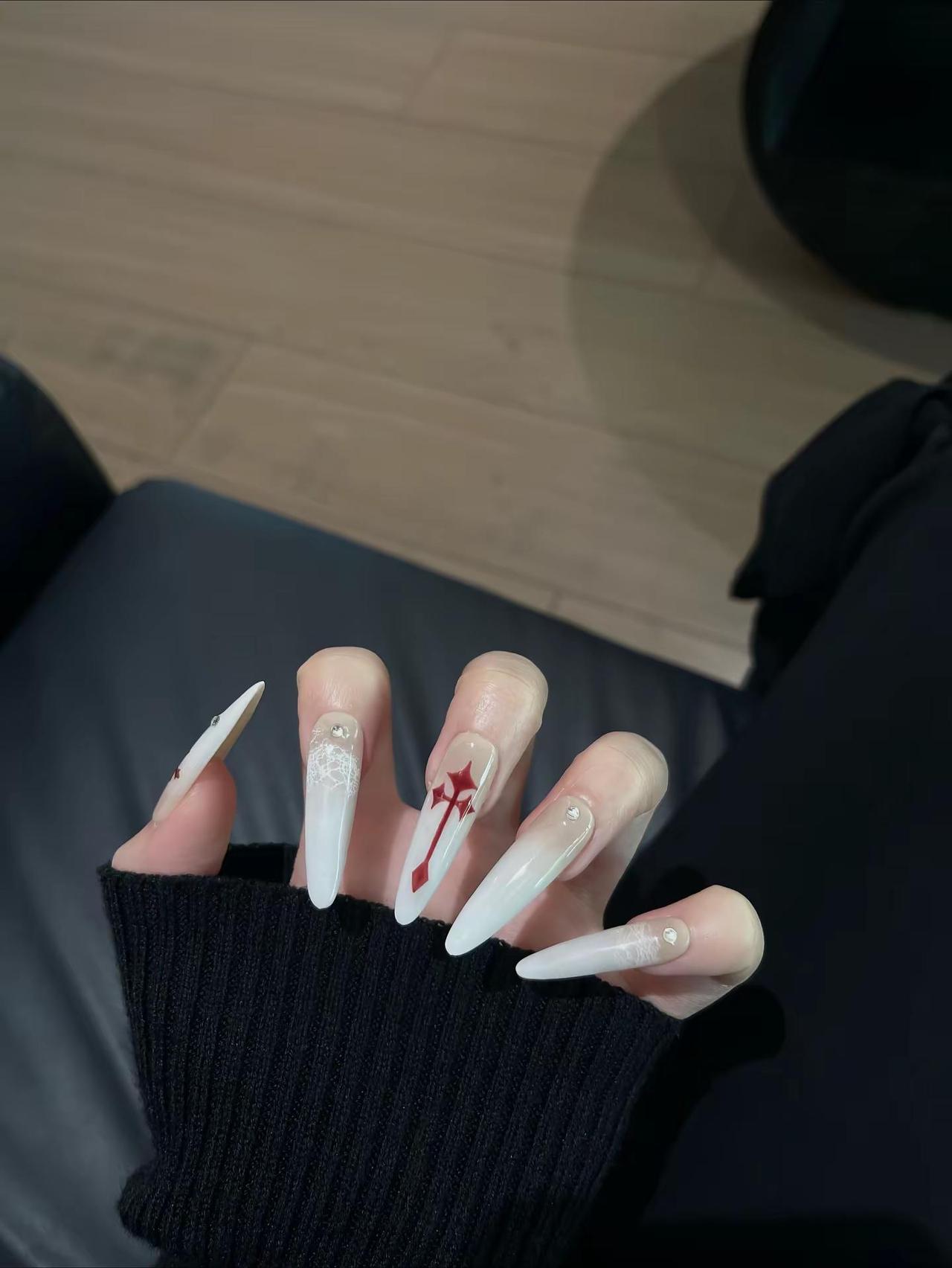 ⋆+ᡣ𐭩.𖥔˚低头心情会变好穿戴甲辣妹美甲新年美甲十字架美甲