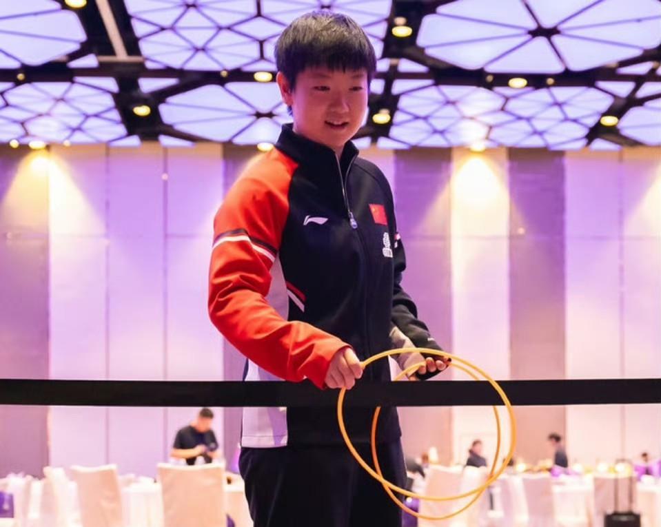 真是又美又欢乐的画面！原来在wtt澳门冠军赛晚宴中，国乒女队的球员们被拍到: