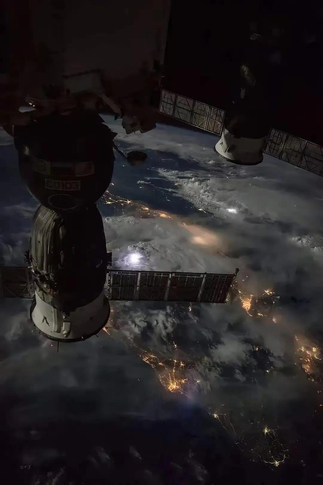 太震撼了吧[爱心]，这是从太空视角，看暴雨中的地球，那两道亮光就是闪电！它们能直