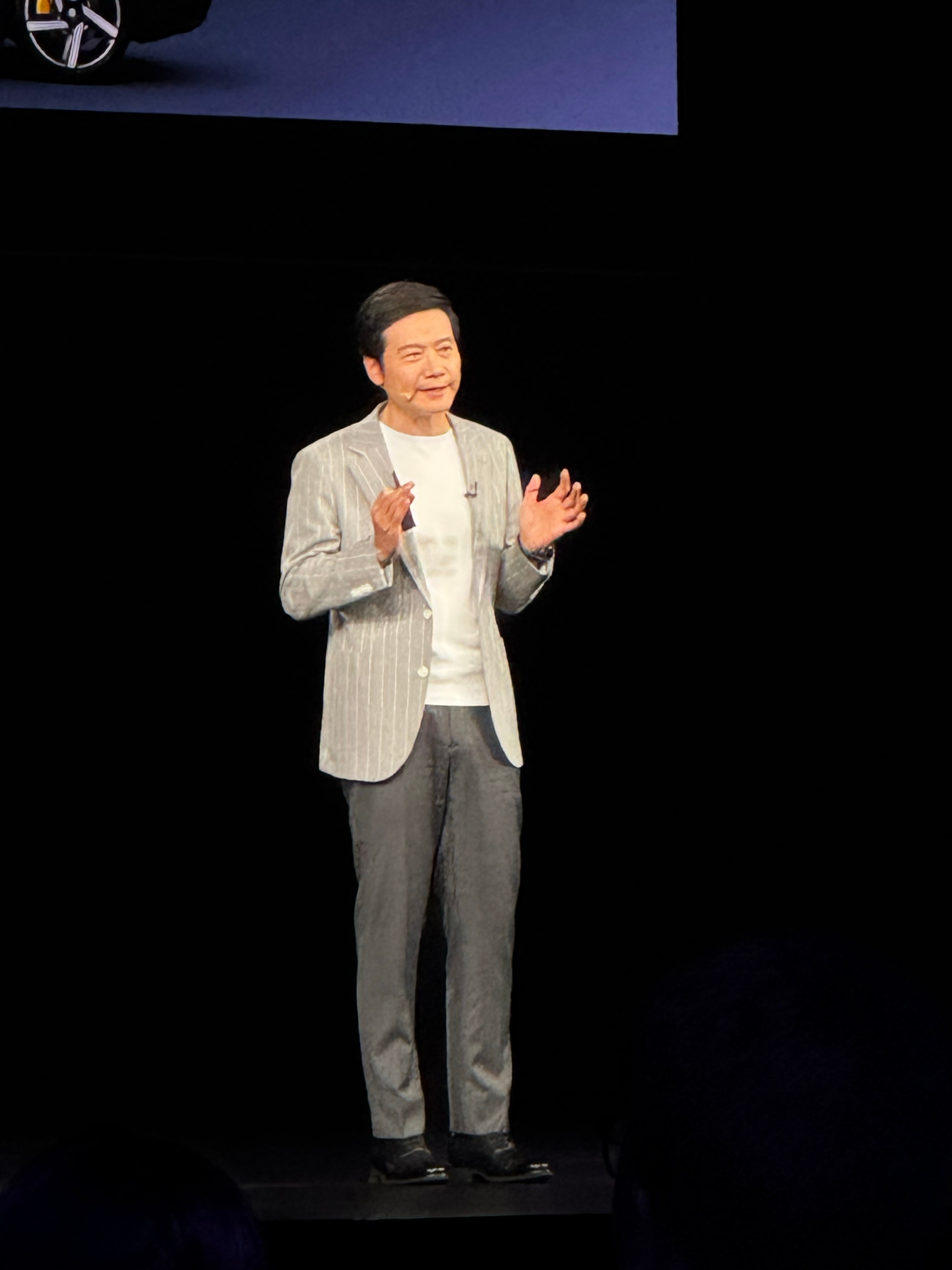 雷军黑衬衫哈哈哈哈哈感受一下黑衬衫和白T哪个更帅​​​