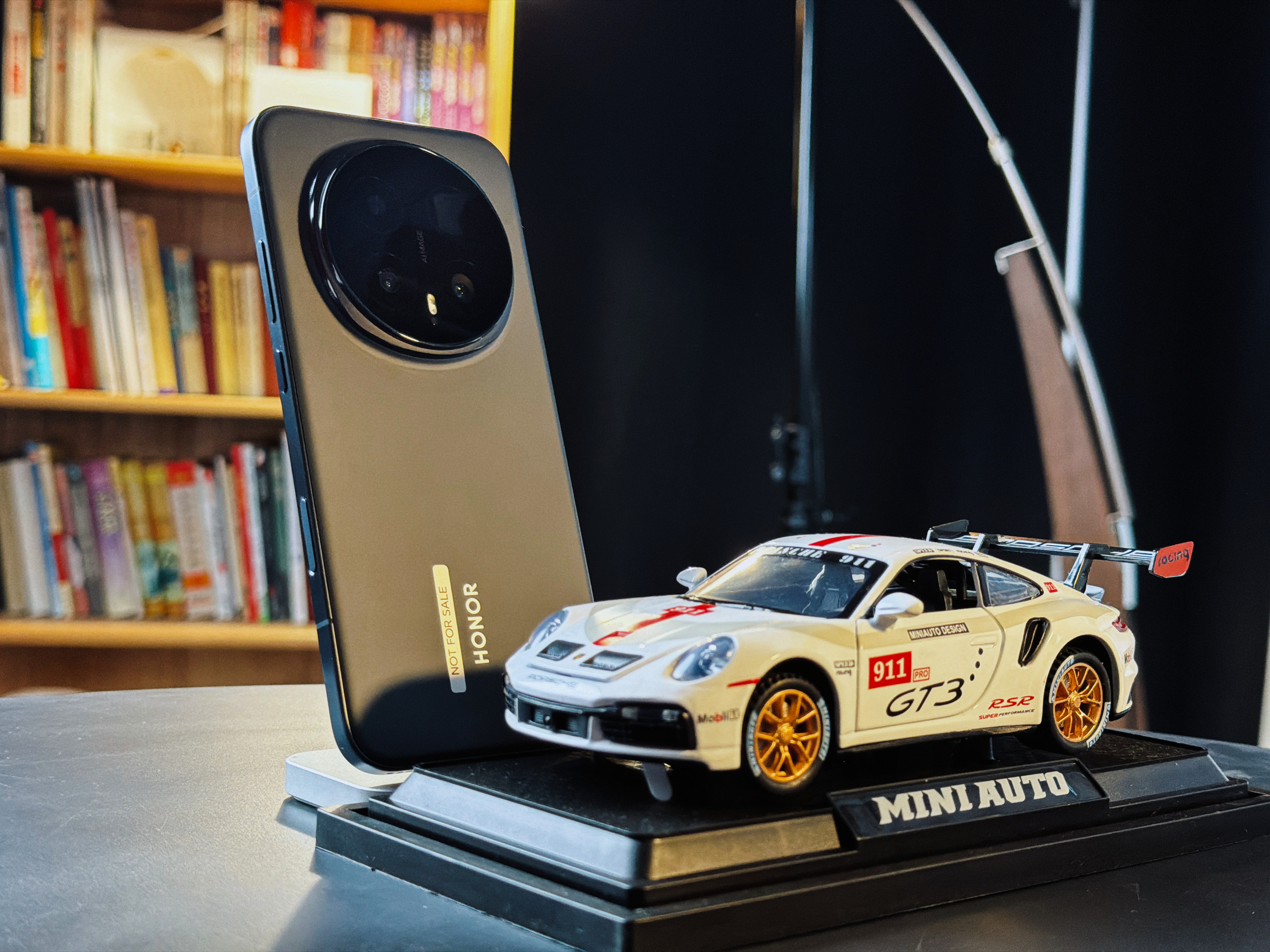 荣耀Magic8Pro到手随拍。📷绒黑色的配色质感不错，背板是那种雾面的，搭