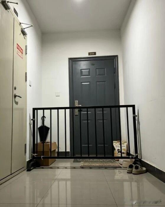 遇到这样自私的邻居，你该怎么办？我们小区单元楼是1梯两户，邻居在不打招呼的情况下