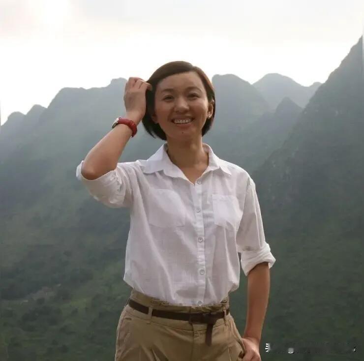 离开央视的主持人欧阳夏丹变得越来越有气质了，她一身休闲装打扮，看起来十分的大气，