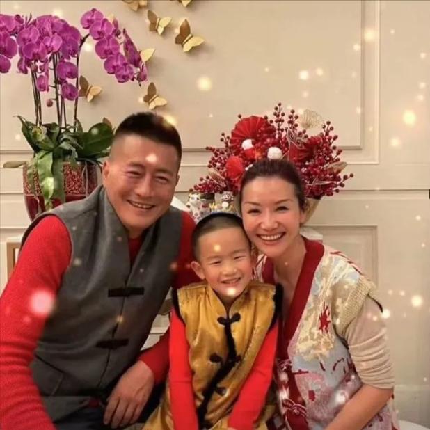 🌞2003年，高曙光拍完戏回家就跟妻子江珊说：离婚吧，我和你三观不合。江珊