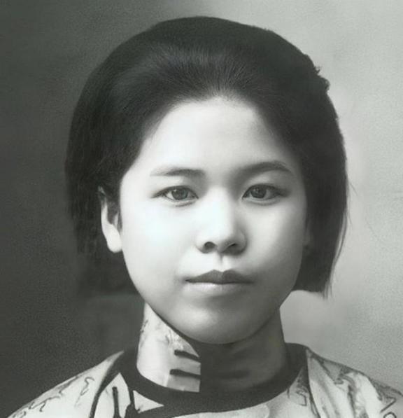 1947年大年三十的晚上，重庆监狱里正在上演一场惨无人道的暴行，杨虎城的妻子谢葆