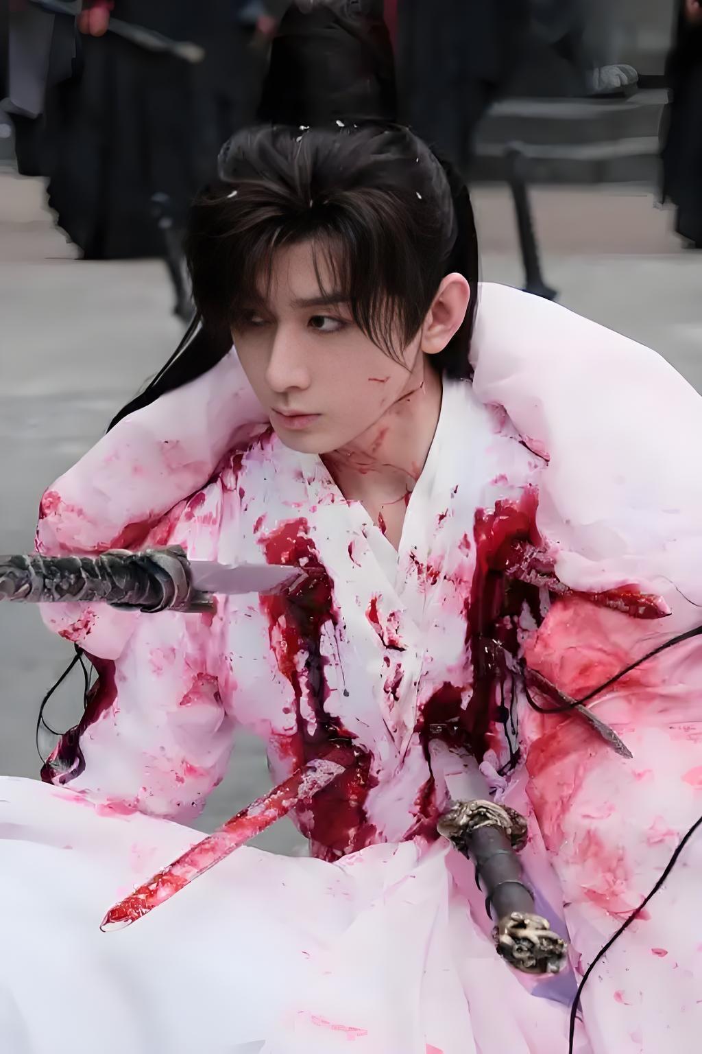 零下10℃赤脚踩冰，演员成毅演绎《天地剑心》“万剑穿心”名场面，为何能引发全网热