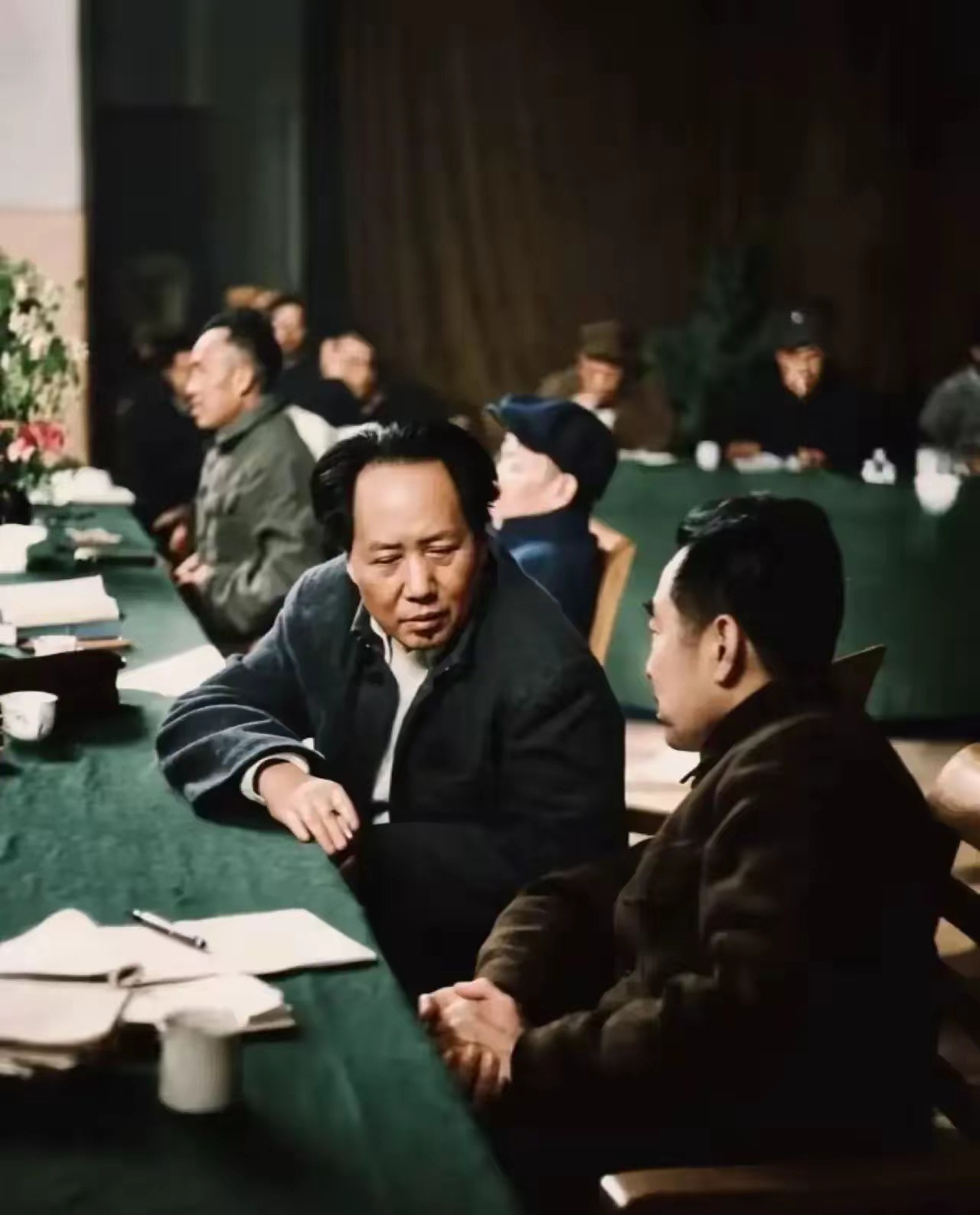 你见过主席总理手拉手的照片吗？看！照铺着墨绿桌布的长会议桌上摊着文稿纸笔，毛主席
