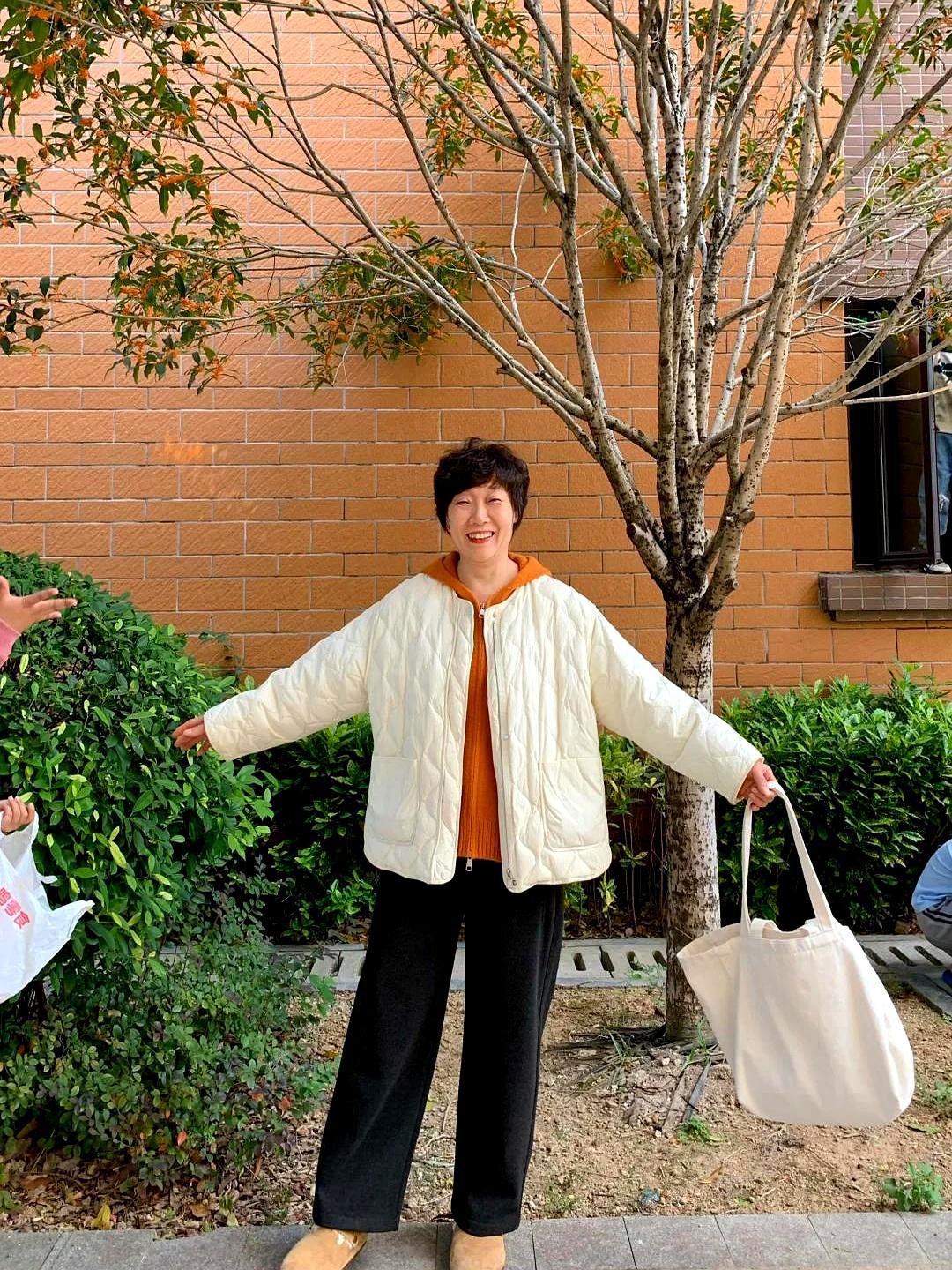 50+穿羽绒服，别再买大一码！去年我陪妈妈逛街，她盯上一件oversize