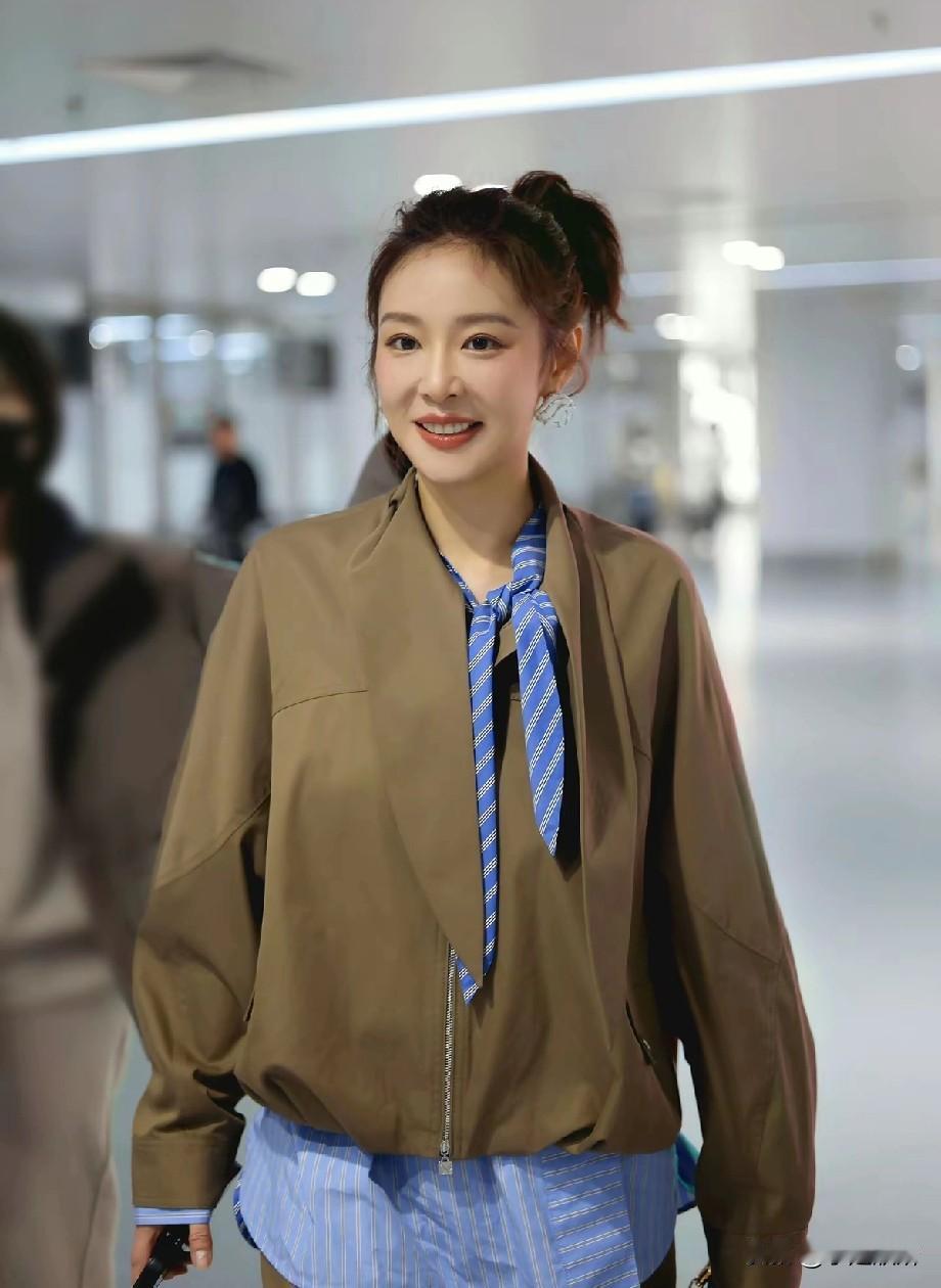 高叶最新机场路透图曝光，彻底颠覆了大家对她“大嫂”的固有印象！一身卡其色廓形套