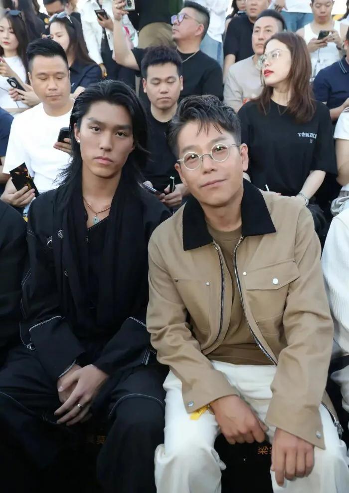 这哪里像父子啊？分明就像哥们一样！55岁的林晓峰，不仅面相和蔼，跟儿子站在一起