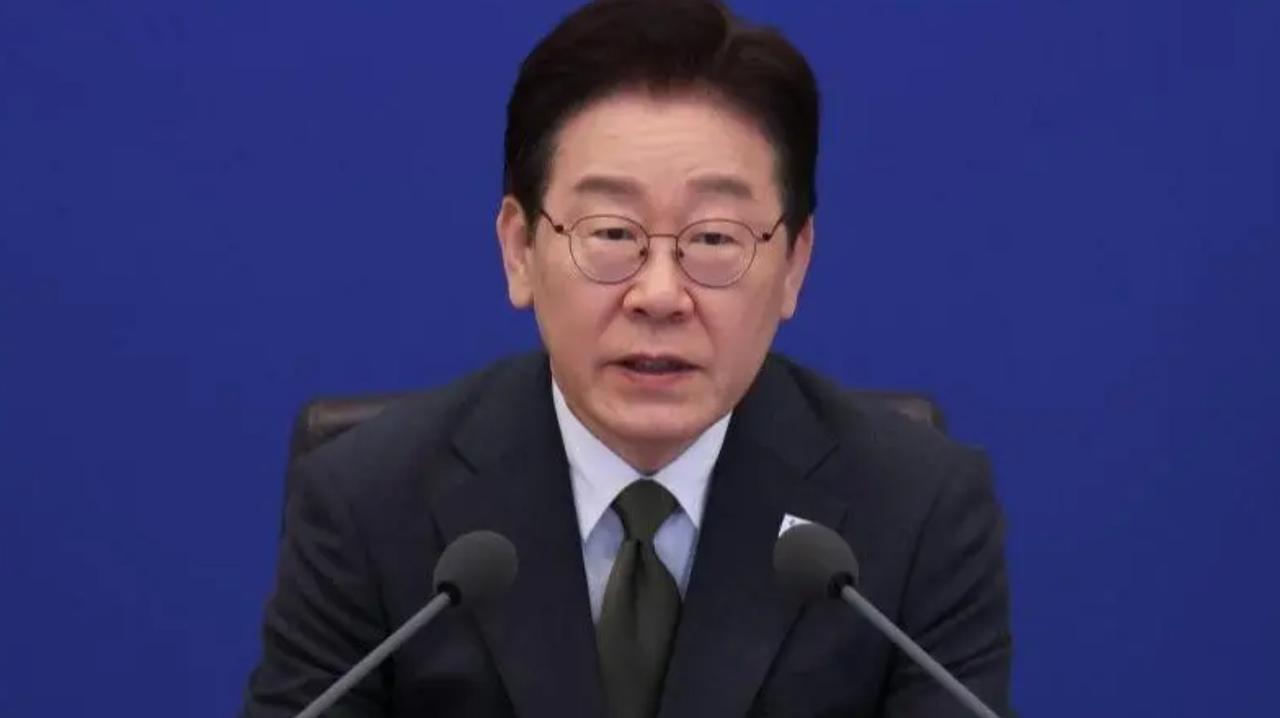 【李在明总统支持率跌入岌岌可危的40%区间，执政的共同民主党也似乎进入紧急状态。