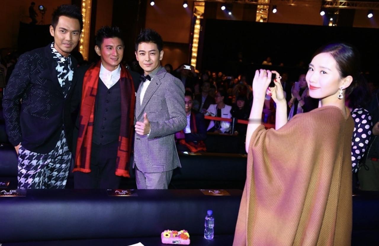 2014年1月15日，吴奇隆、刘诗诗一起参加活动，与钟汉良、林志颖在现场时的画面