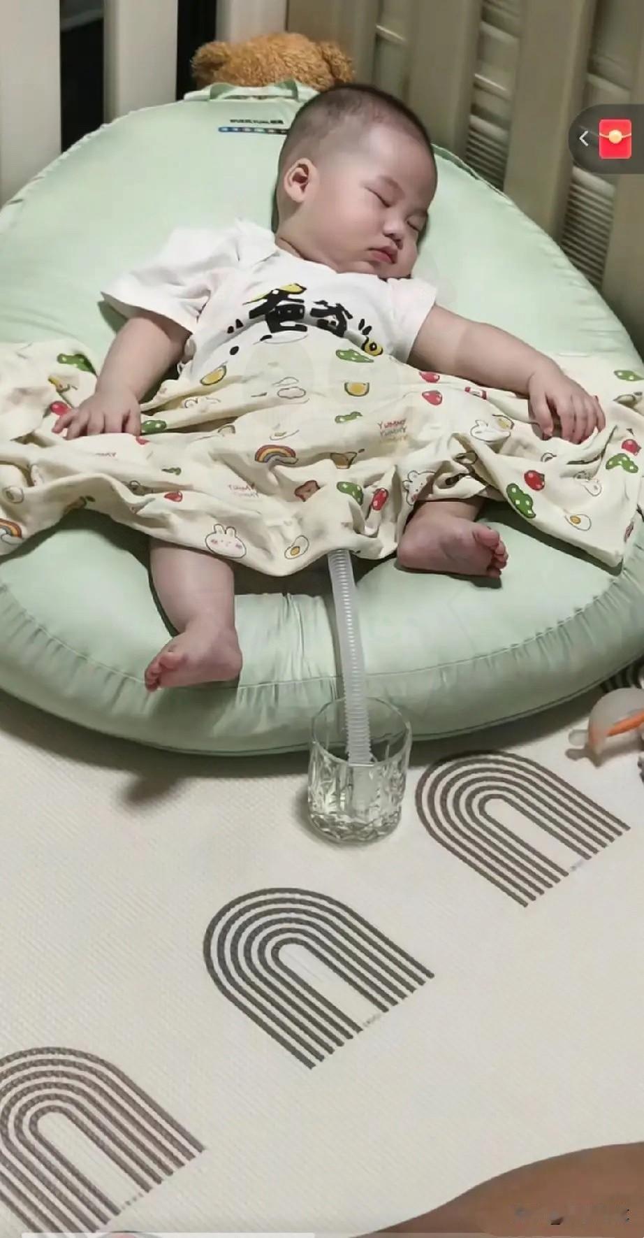 这位老爸的“育儿神操作”直接笑疯全网！尿不湿告急，妈妈下楼采购的空档，他竟给