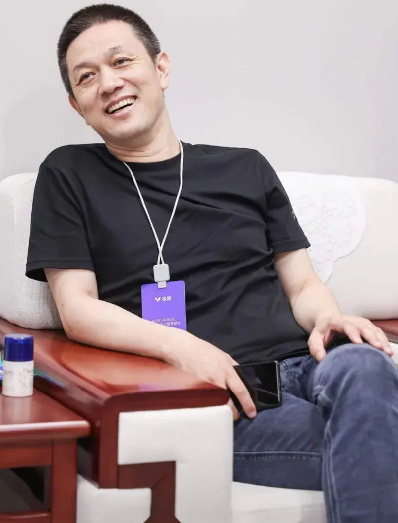 蔚来汽车为什么亏损？因为干了不该他干的活。建什么换电站，那是你该干的活吗？那