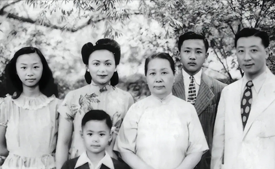 1906年，31岁的张作霖强势娶了18岁的许澍旸。大婚当夜，张作霖搂着许澍旸纤细