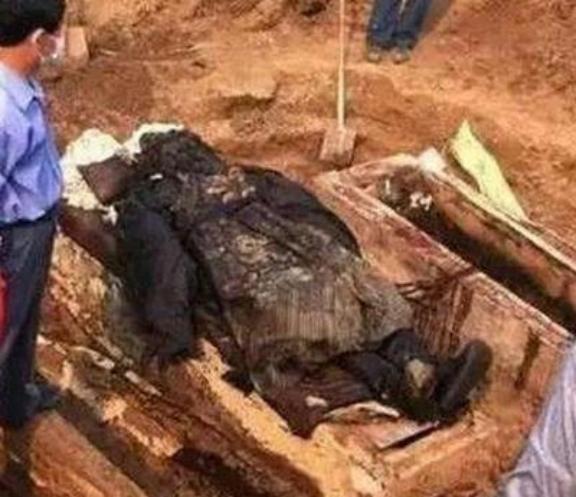 1966年，北京发现了大太监李莲英之墓，当考古人员揭开棺材后，正准备准备抬起李莲