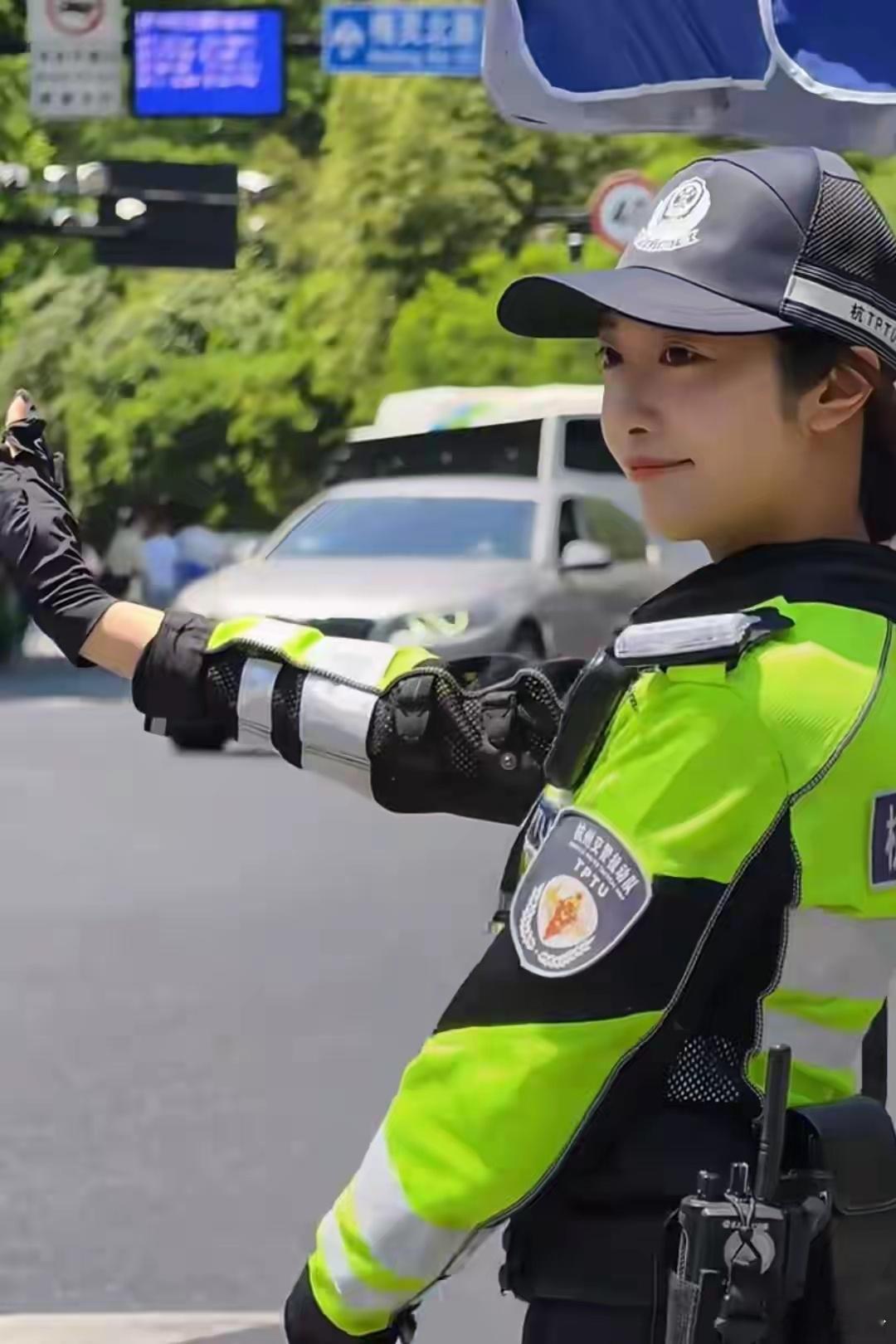 杭州“兔子警官”李语蔚五一出游海边。真是又飒又暖！🌞从西湖边骑着重型摩托指挥