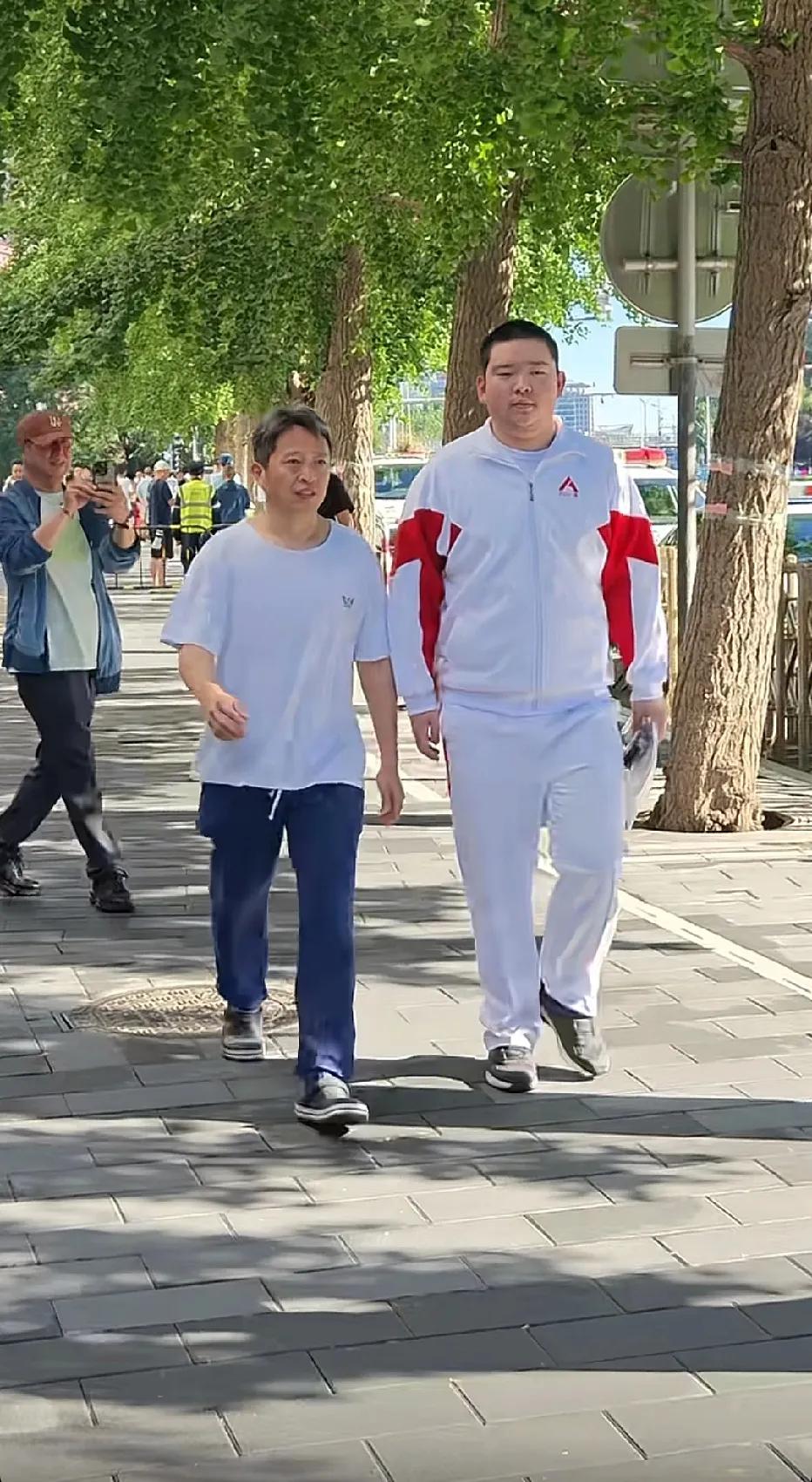 这个孩子看起来像是学霸，一脸淡定，从容，走路很稳健，气场强大！[赞]加油吧！