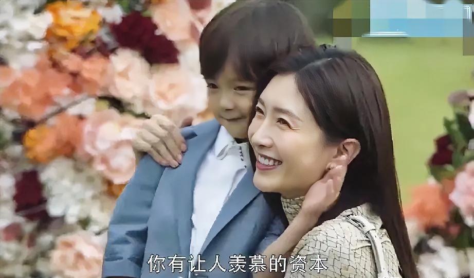 别骂她恋爱脑了。王漫妮在替我们所有人完成一场危险的“自证”。月薪1万7，房租