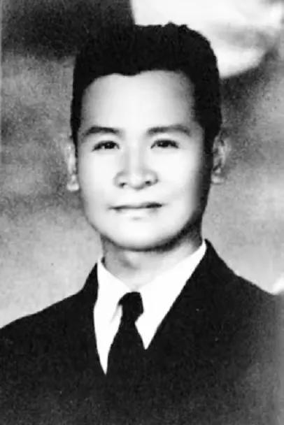 1951年，上海审讯室，一个国民党特务熬不住审问，最后交代：“我……我说个秘密，