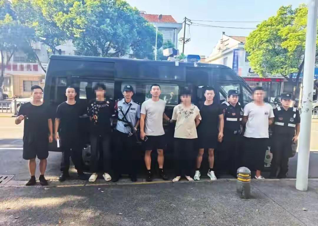 宁波贴卡团伙被端！7毛一张藏“毒陷阱”宁波车主小心！后视镜的低俗小卡片，是