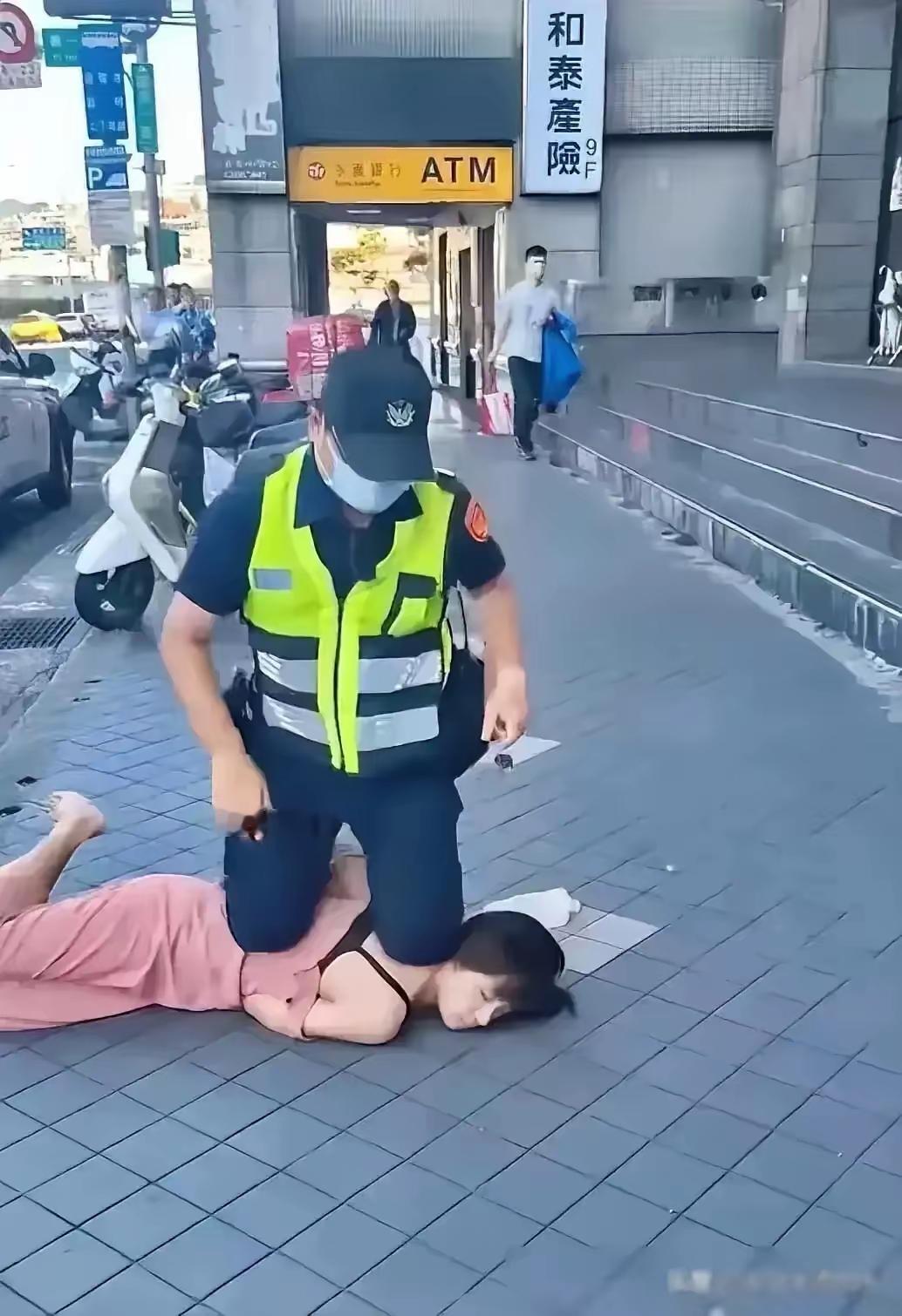 这是发生在中国的。中国港澳台地区。你看背景后的繁体字。就算是发生在中国大陆