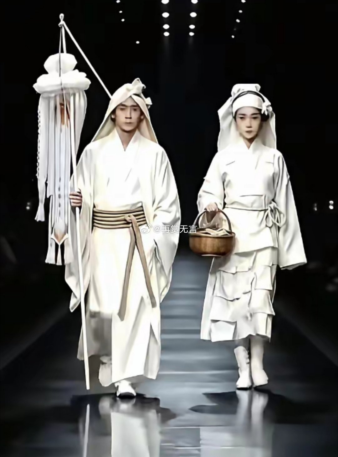 一看就是设计师来中国看见人家办丧事获得的灵感，给韩国人做喜服还是不错的