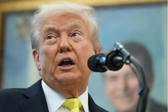 看到中国放下台湾“修理”日本后，特朗普明显慌了，连忙签署了“台湾保证法”，很显然