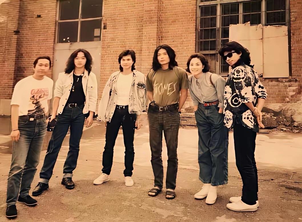 王菲与黑豹乐队的老照片。1991年22岁的王菲与黑豹乐队主唱窦唯相恋。那时的