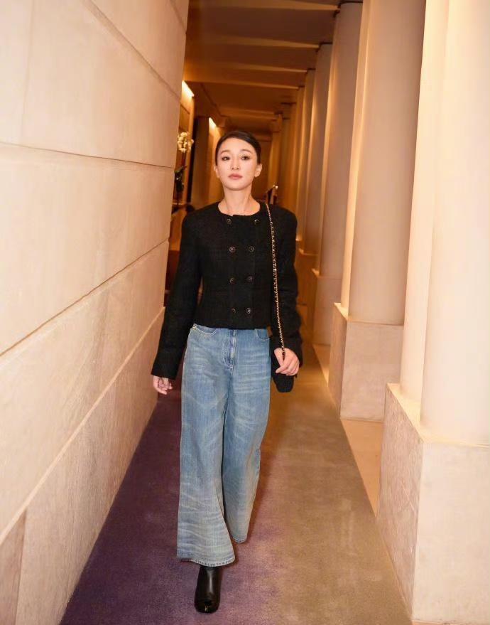 50岁的周迅也太绝了吧！穿黑色小香风配阔腿裤，又高级又时髦，气场直接拉满！