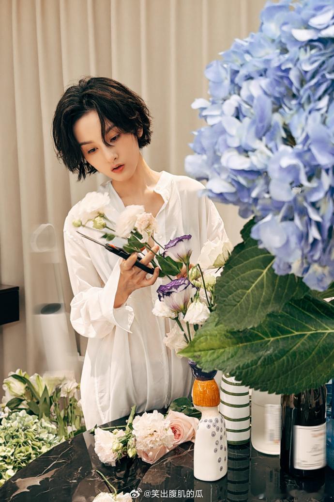 宋祖儿透视白衬衫宋祖儿好强的女友感​​​光影、鲜花，还有穿透视白衬衫的宋祖儿，