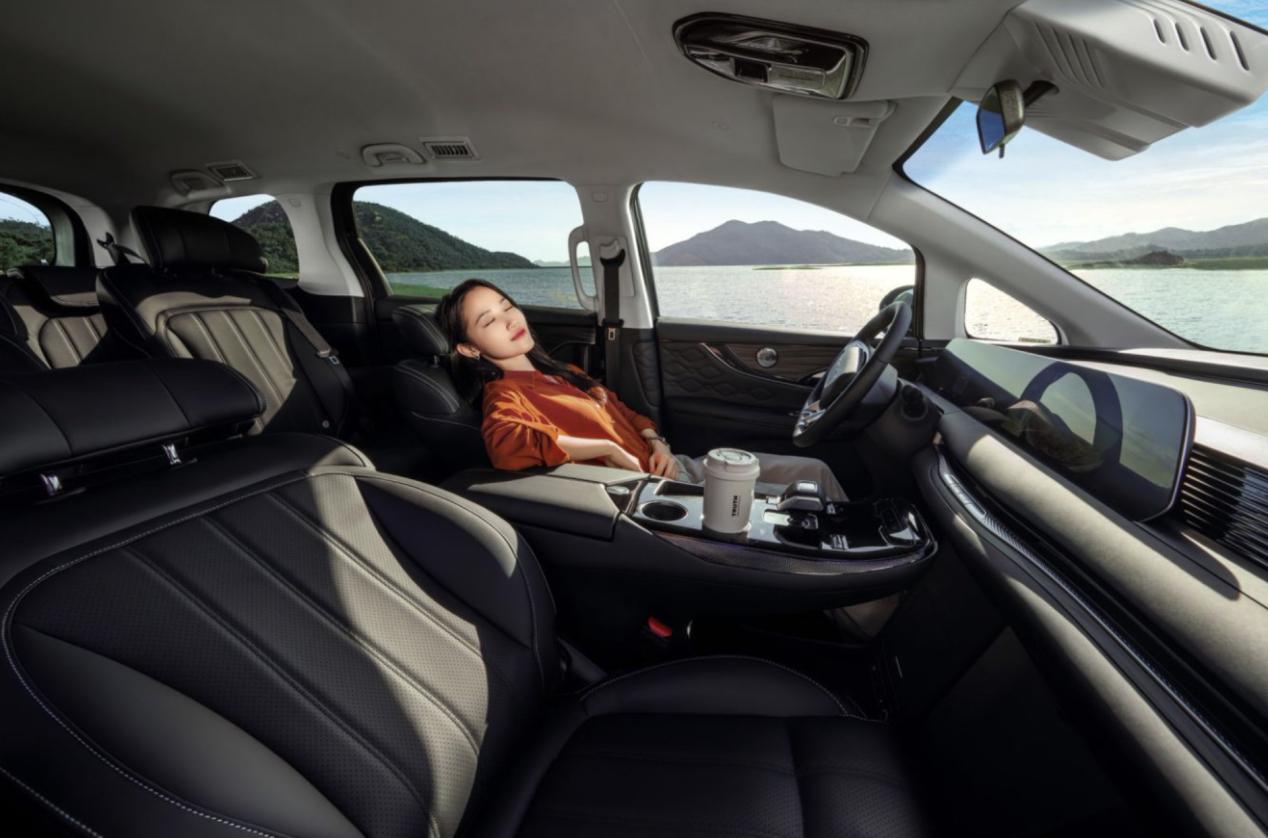 以前觉得“豪华MPV”这仨字,跟工薪家庭没关系。GL8起步23万,传祺M8也要1