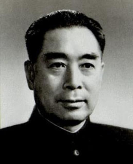 1976年，周总理逝世后，由韩宗琦负责为其穿寿衣，可当韩宗琦接过卫士们递过来的寿
