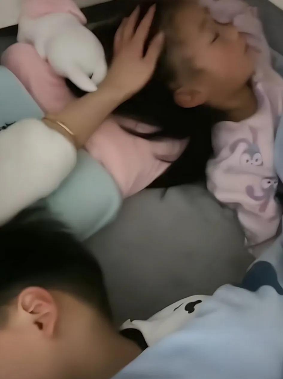 我婆婆赢了，我老公也答应离婚了，但是，我却开心不起来，哭了一个小时了，翻看着我生