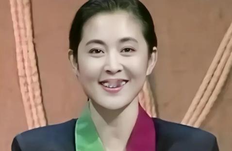 1990年，32岁的倪萍进入央视成为一名主持人，女编导陈雨露一脸厌烦的说：我们不