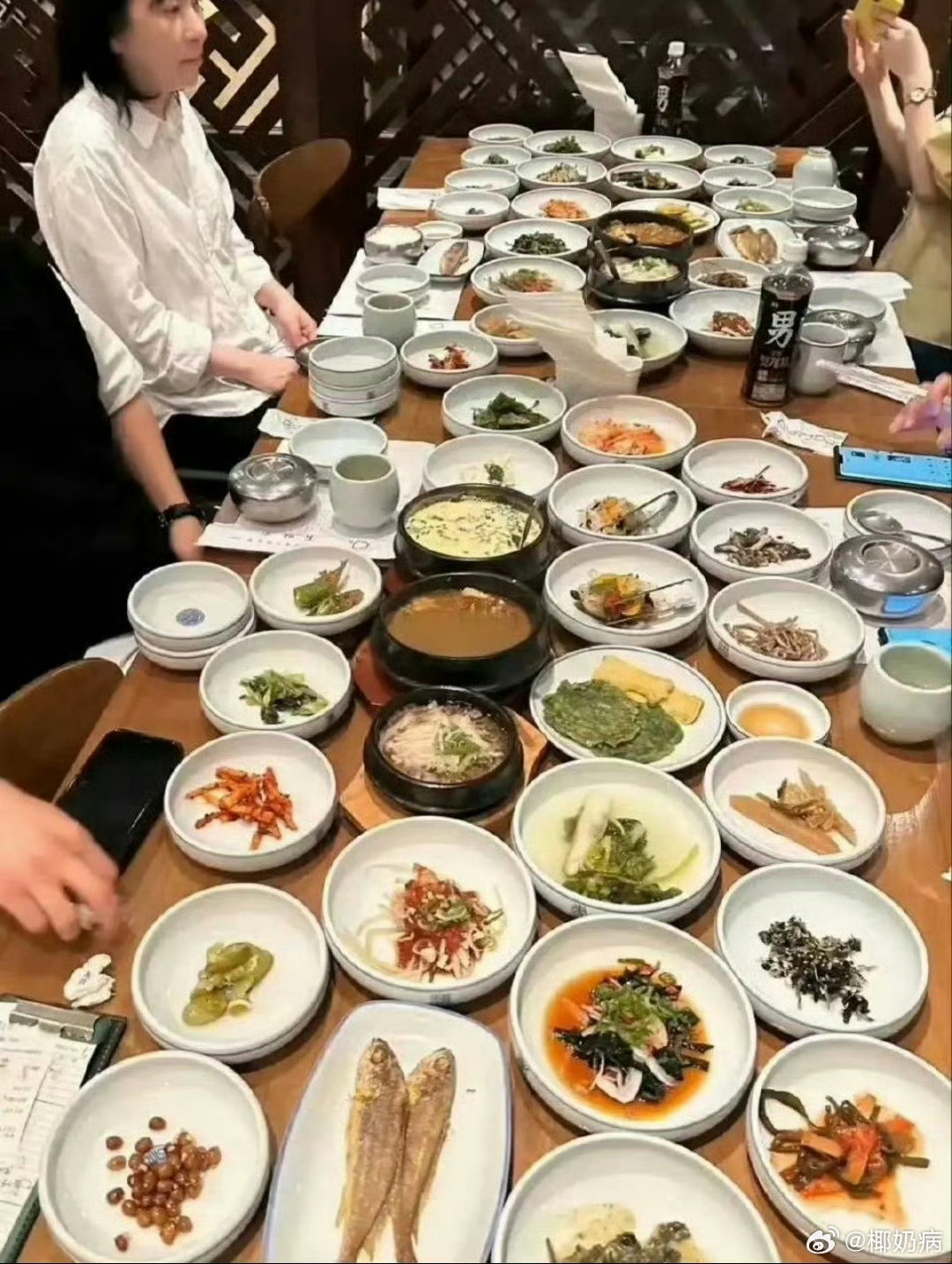 韩国一桌子菜跟中国一桌子菜