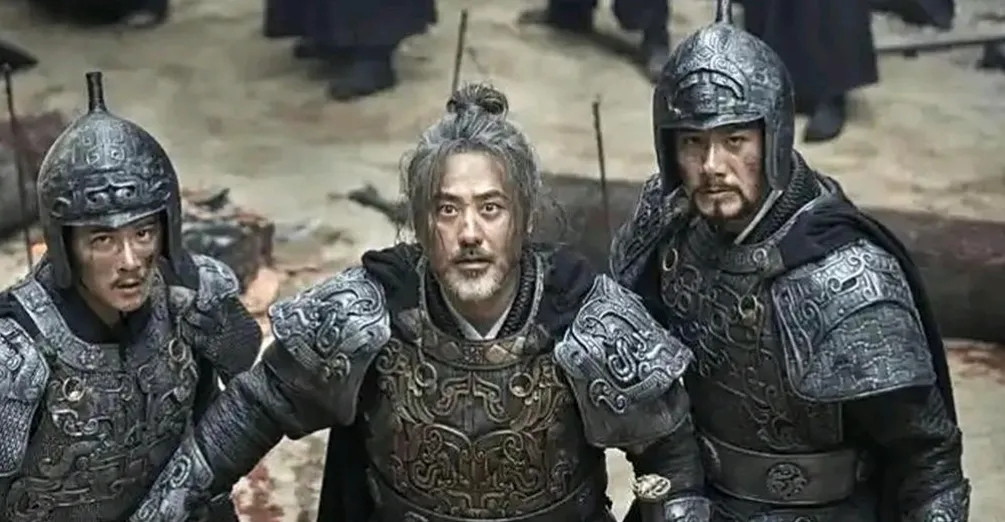 249年正月，司马懿带着两个儿子站在刑场高台上，看着下面跪着的桓范及其族人，说：