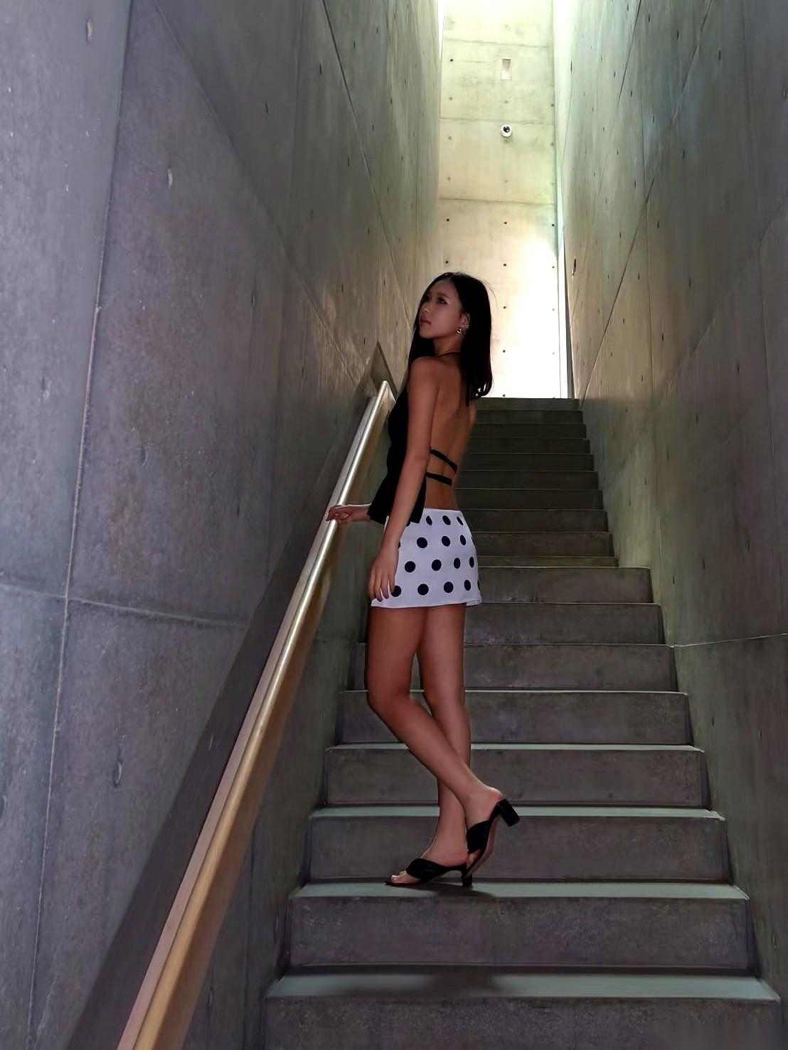 刷到小S大女儿的戏，好多人评价“中规中矩”。这四个字，太有意思了。你品，你细
