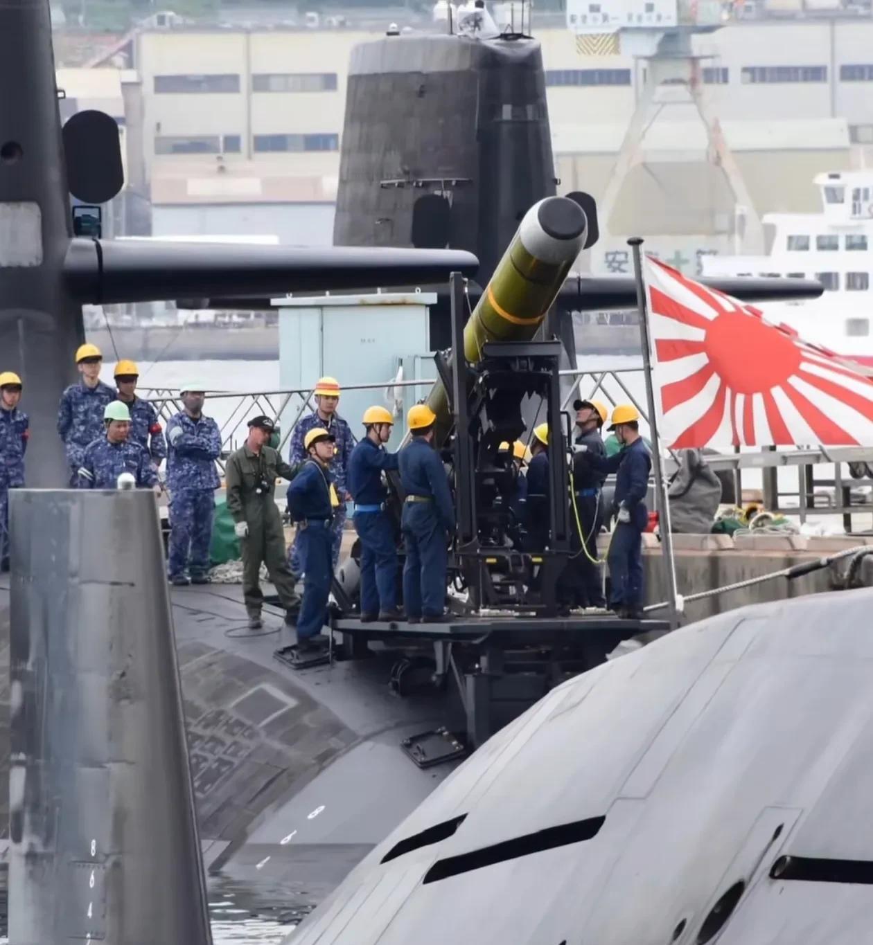 日本国地少人多，军队大概也很多，装几枚鱼雷竟然也要如此之多的士兵来协作，这不知道