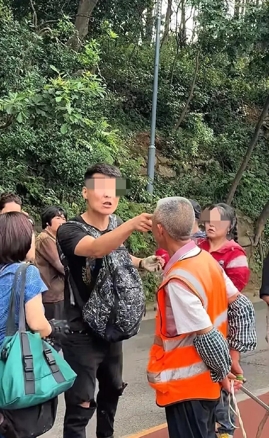 今天贵州的热点新闻，除了重新开始的村超，还有这位外地游客的黔灵山公园之行。黔灵