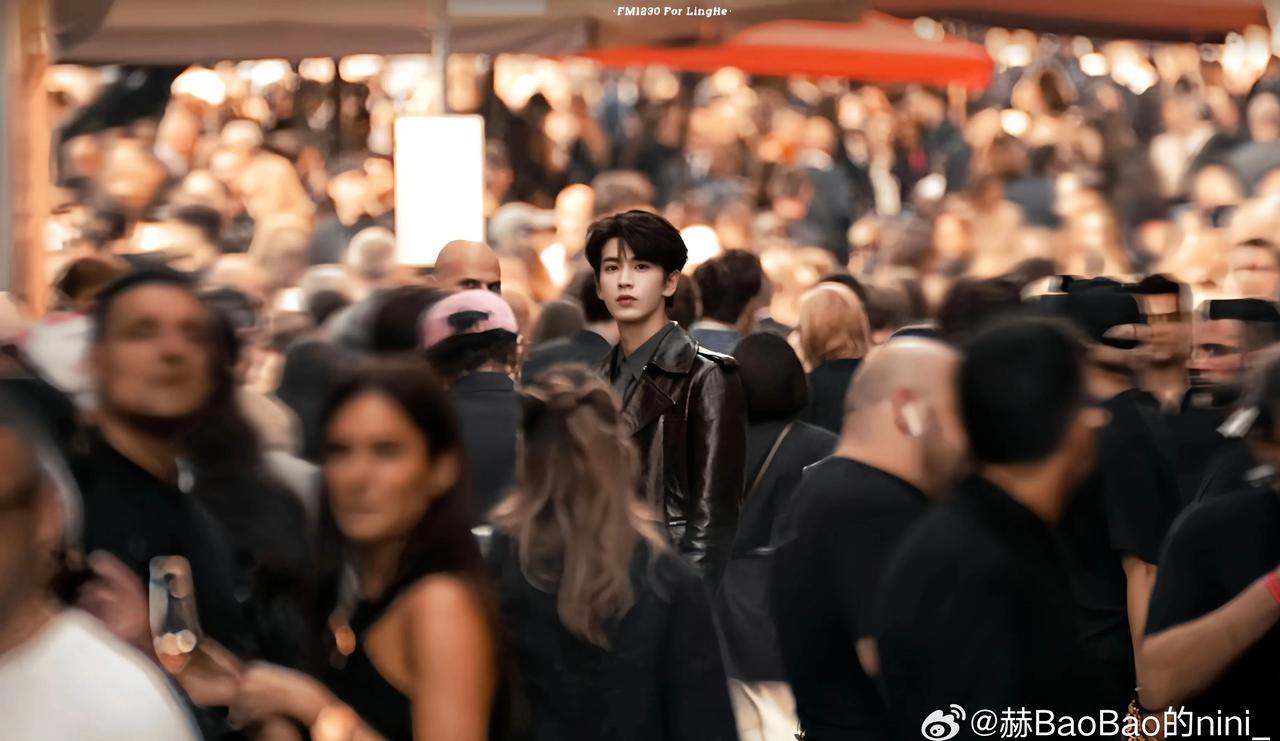 张凌赫超话这两张照片好有感觉啊！人群中的你熠熠生辉！​