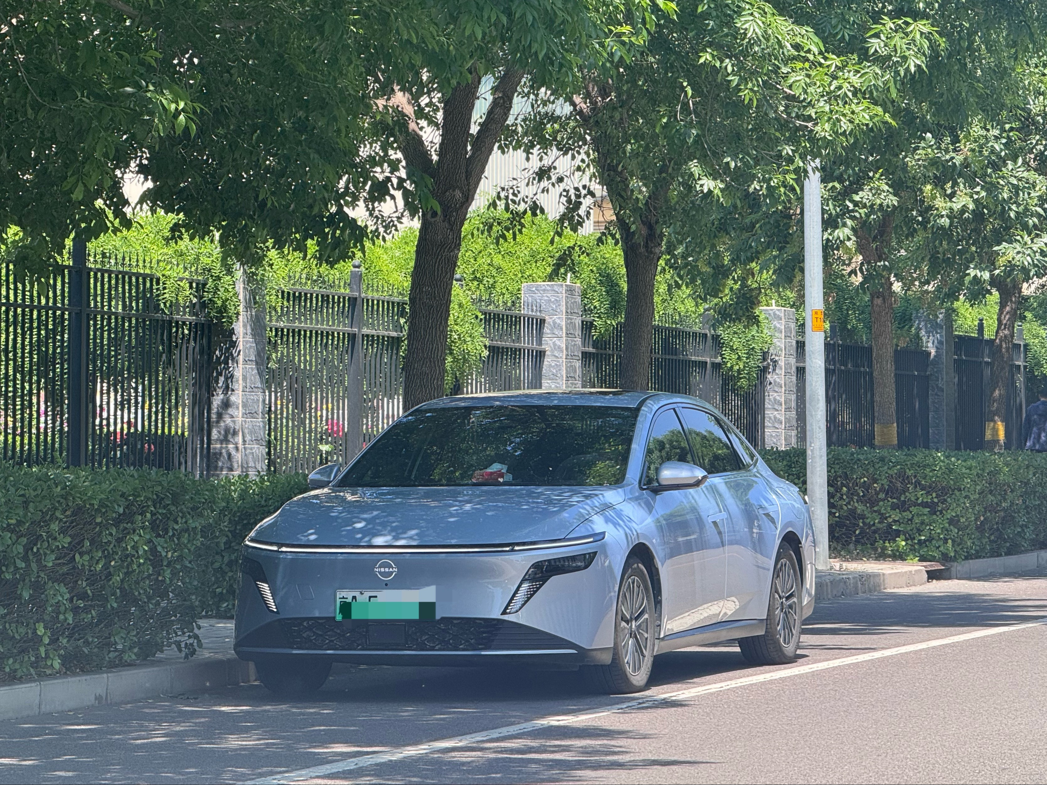 东风日产N6这个车色太好看了吧！应该是流光银？本来在车里坐着，先看远处一个银色车