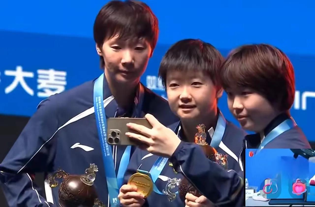 三面五星红旗同时升起的瞬间，直接看哭无数球迷，久违的包揽冠亚季军，再次印证国乒女